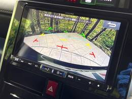 【バックカメラ】駐車時に後方がリアルタイム映像で確認できます。大型商業施設や立体駐車場での駐車時や、夜間のバック時に大活躍！運転スキルに関わらず、今や必須となった装備のひとつです！