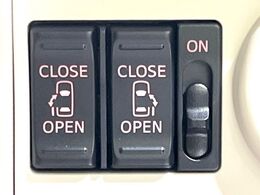 【両側パワースライドドア】スマートキーや運転席のスイッチで後席両側スライドドアの開閉が可能♪電動だから力を入れてドアを開ける必要が無く、小さなお子様でも簡単に開け閉めでき快適です♪