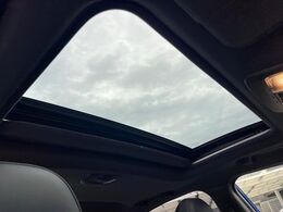 【サンルーフ】開放感たっぷりの希少装備、サンルーフが装着されています！車内に明かりを取り入れたり景色を楽しむ以外にも、車内の空気も簡単に換気できて快適です！