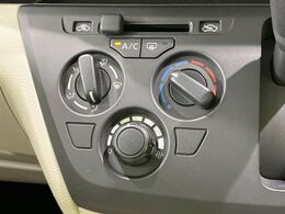 寒い冬も暑い夏も全席に快適な空調を届けてくれる、ダイヤル式エアコンを装備♪