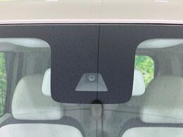 【エマージェンシーブレーキ】走行中に前方の車両等を認識し、衝突しそうな時は警報とブレーキで衝突回避と被害軽減をアシスト。より安全にドライブをお楽しみいただけます。