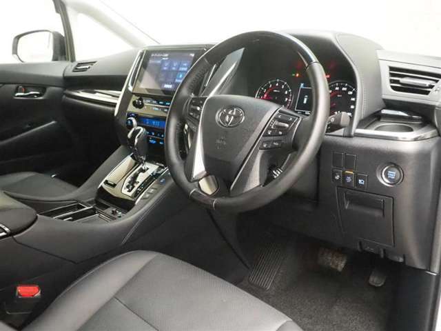 上質な革を使用することで、手にしっかり馴染みとても運転しやすいハンドルです♪