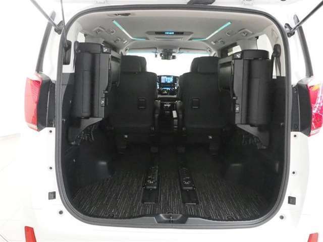 3列目シートは跳ね上げ式で折りたたみ可能です。キャンプ用品など大きな荷物もばっちり収納可能です！