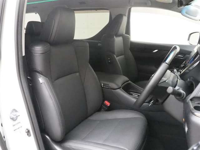 厚みのあるユッタリとしたシート、運転席も助手席もリラックスして座れます。