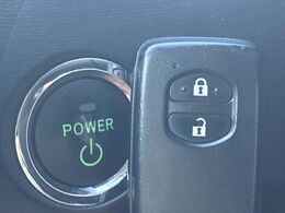 【スマートキー】カバンやポケットに入れたままでもドアの施錠・解錠が可能なスマートキーを装備。エンジンのオン・オフ時もカギを取り出す必要が無いからとっても便利です♪