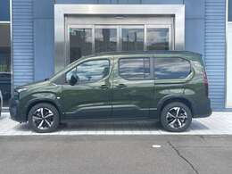 当社の納車前点検・サービスの内容は、車検点検・法定12ヶ月定期点検・油脂類の点検及び交換・バッテリーの点検及び交換等を行い、良好な状態にてご納車させていただきます。