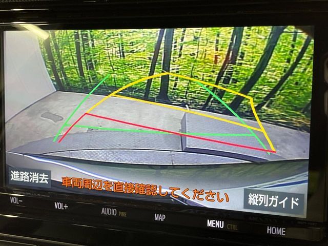 【バックカメラ】駐車時に後方がリアルタイム映像で確認できます。大型商業施設や立体駐車場での駐車時や、夜間のバック時に大活躍！運転スキルに関わらず、今や必須となった装備のひとつです！