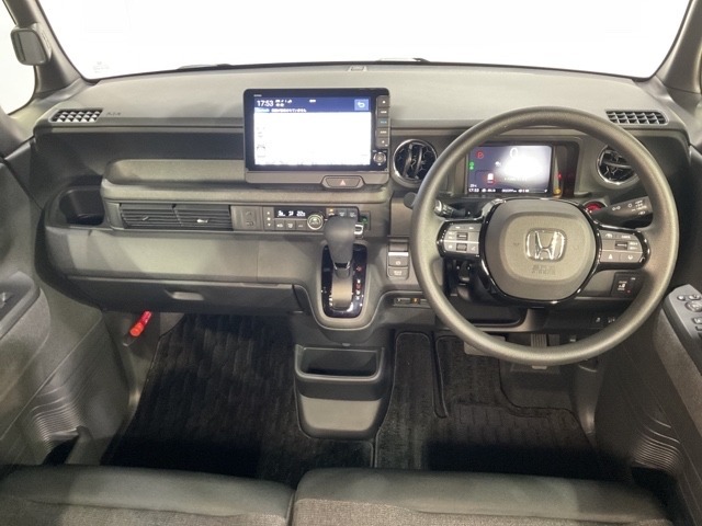 操作性も考慮したスッキリとしたインパネ周り。