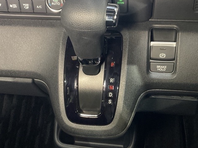 自然に手が届く距離に配置されたシフトレバー。