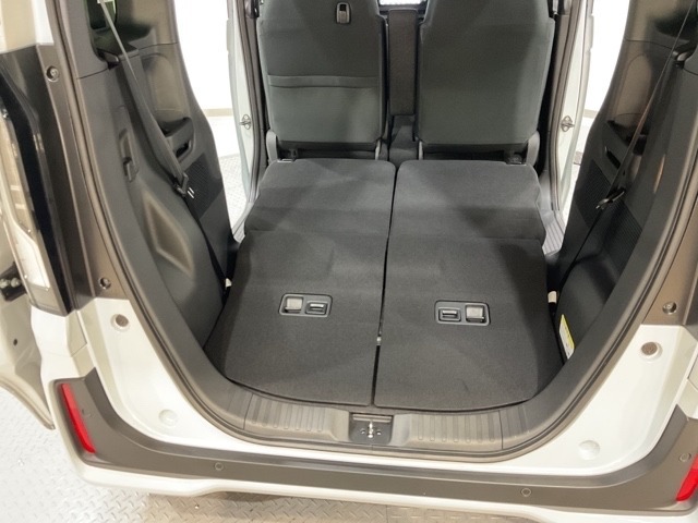 後席背もたれを倒せばちょっと大きめの荷物や長いものを積みたい時に便利です。