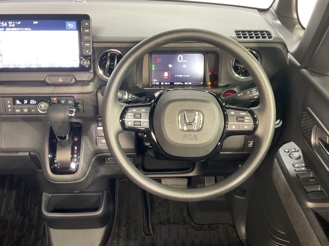 ハンドルスイッチで、走行中もハンドルから手を離すことなく、安全にオーディオをコントロールでき、クルーズコントロールで、高速道路を走行時の負担を軽減します。