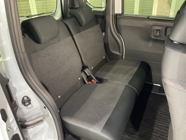 セカンドシートも足元・膝周りにゆとりを十分確保しています。