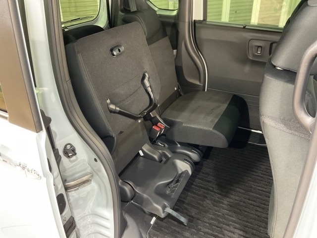 後席をはね上げれば、「もうひとつの荷室」が生まれます。