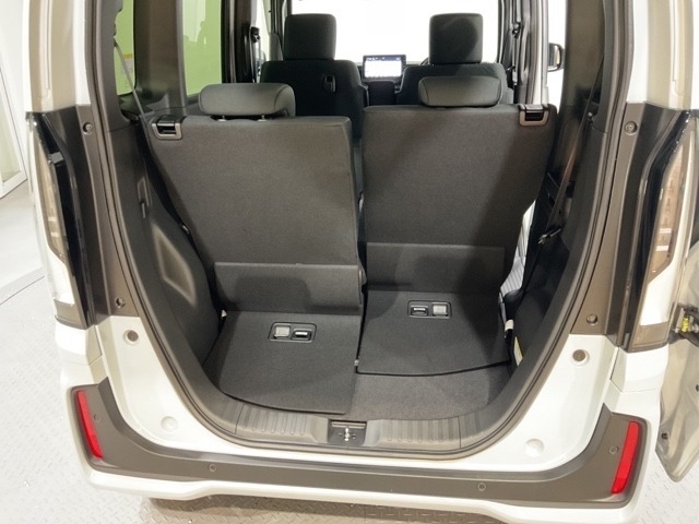 後席のシートをスライドさせると、広い荷室空間が生まれます。