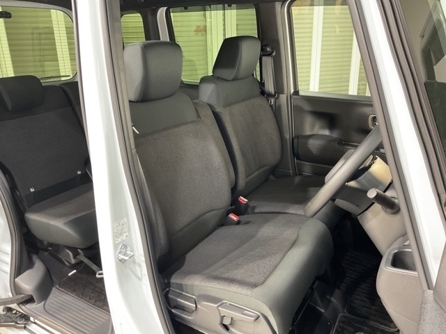 乗降がしやすい運転席。高さが調節できて小柄な方でもベストポジションをとることができます。