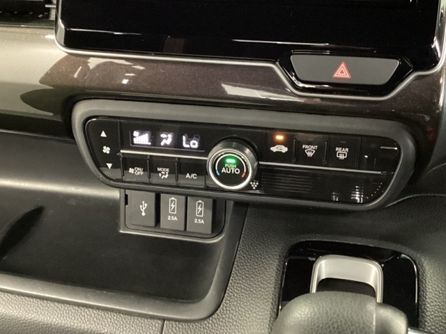 フルオートエアコンは希望の温度設定で風の温度も風量も自動調整で年中快適です。