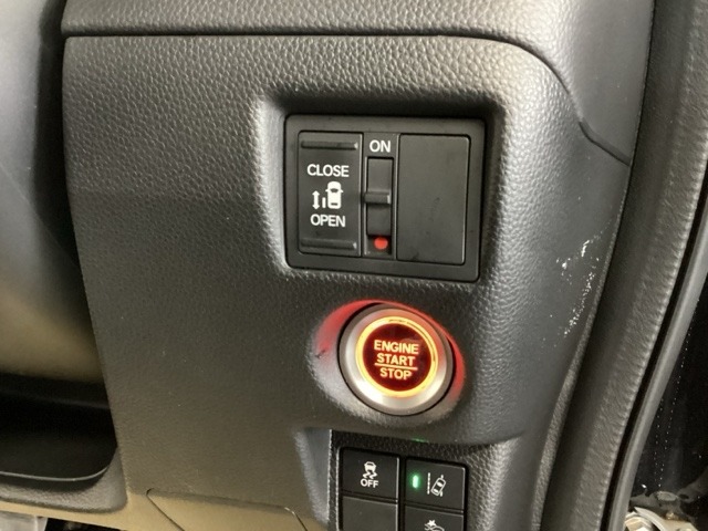 パワースライドドアの開閉はスマートキーのリモコンやドアノブは勿論、運転席側のスイッチ操作でも開閉ができ、安全・簡単です。