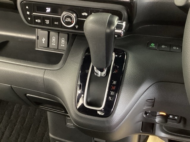 自然に手が届き、操作性の良いインパネシフトに、パーキングブレーキは、フットブレーキタイプなので、運転席と助手席の間はすっきりしています。