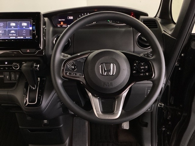 手になじむ感覚のステアリングです。さわり心地、デザイン性、操作性にこだわったアイテムです。