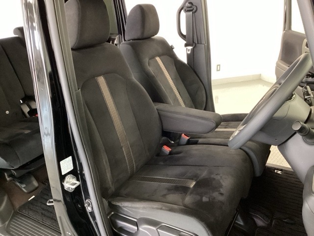 フロントは助手席と繋がったベンチシートです。