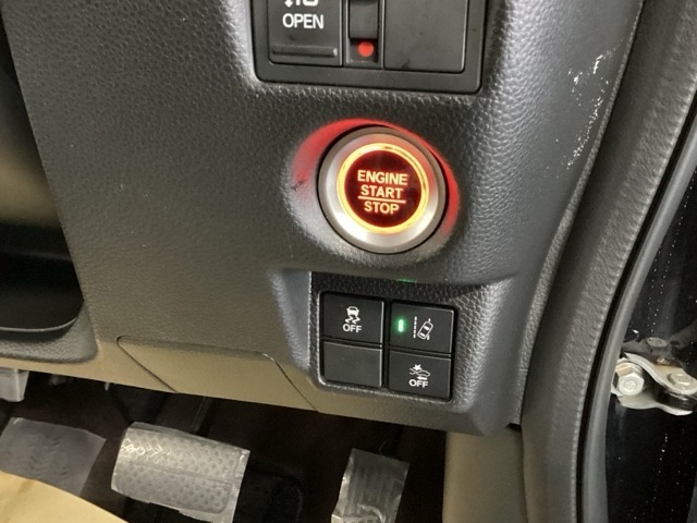 スマートキーシステム搭載ですので、ハンドル横のスイッチを押せば、エンジンスタート！