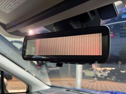 【スマートリヤビューミラー】後席の大きな荷物や同乗者で後方が確認しづらい時でも安心！カメラが撮影した車両後方の映像をルームミラー内に表示。クリアな視界で状況の確認が可能です！