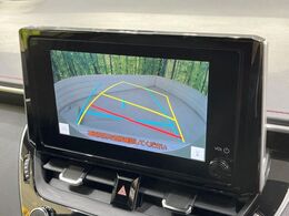【バックカメラ】駐車時に後方がリアルタイム映像で確認できます。大型商業施設や立体駐車場での駐車時や、夜間のバック時に大活躍！運転スキルに関わらず、今や必須となった装備のひとつです！