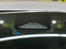【トヨタセーフティセンス】走行中に前方の車両等を認識し、衝突しそうな時は警報とブレーキで衝突回避と被害軽減をアシスト。より安全にドライブをお楽しみいただけます。