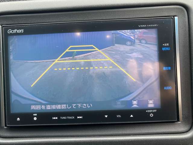バックカメラがついて後方確認が簡単にできます！苦手としている車庫入れ等も安心して出来ますね！凄く需要の高い装備ですので、最初から付いていれば言う事なしですよね！
