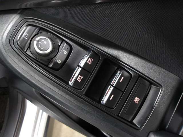 運転席から左右のドアミラーの開閉が可能です♪駐車場でのドアミラーの折り畳みが簡単です♪