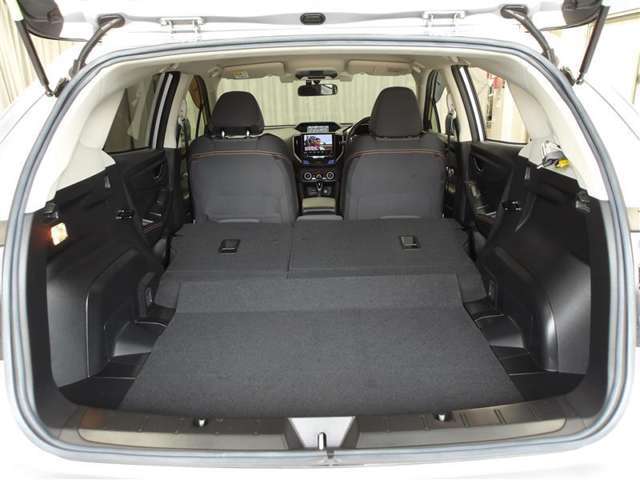 リヤシートを両方倒せば大きな荷物も車載可能です♪