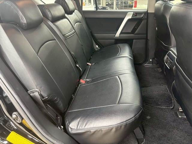 後部座席も気になるようなキズ・汚れやへたり等、大きなダメージはなく、良好な状態です。