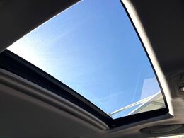 【ムーンルーフ】開放感たっぷりの希少装備、ムーンルーフが装着されています！車内に明かりを取り入れたり景色を楽しむ以外にも、車内の空気も簡単に換気できて快適です！