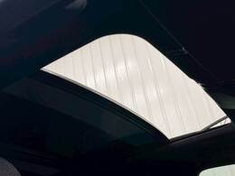 開放感のある人気アイテムの【サンルーフ】搭載。