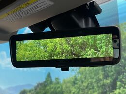 【スマートリヤビューミラー】後席の大きな荷物や同乗者で後方が確認しづらい時でも安心！カメラが撮影した車両後方の映像をルームミラー内に表示。クリアな視界で状況の確認が可能です！