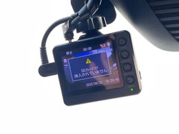 【ドライブレコーダー】安心・安全なカーライフに必須のドライブレコーダーを装備！走行中はもちろん、あおり運転や事故に遭遇した際の状況も映像で記録し、万一のリスクに備えます。