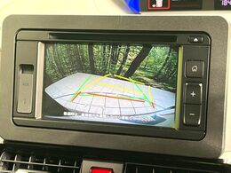 【バックカメラ】駐車時に後方がリアルタイム映像で確認できます。大型商業施設や立体駐車場での駐車時や、夜間のバック時に大活躍！運転スキルに関わらず、今や必須となった装備のひとつです！