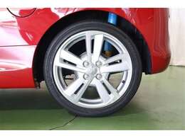 スポーティな印象を与える純正ホイールです。どこまでも走っていきたくなるようなデザインですね♪