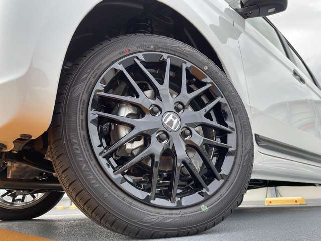 ベルリナブラックの15インチアルミホイールを採用。スポーティーな走りのイメージを強調しています☆タイヤサイズは165/55R15となっております！