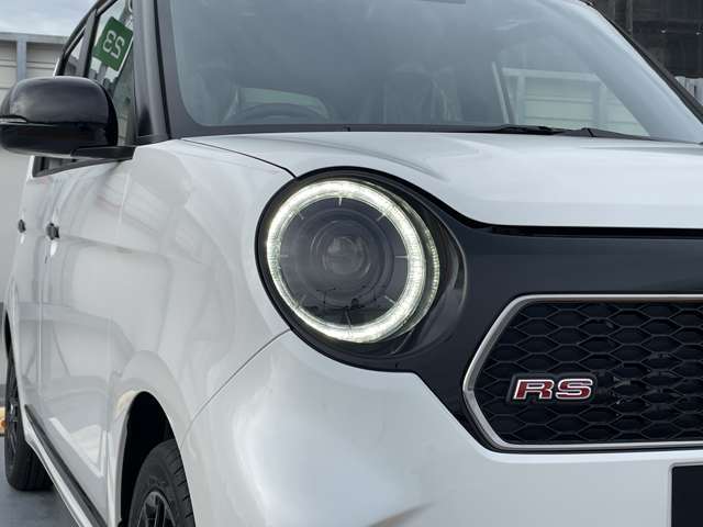 ヘッドライトには、昼間も発光し対向車などに存在をアピールする、デイタイムランニングランプを搭載。外形に沿ったリング型のランプが点灯し、ウインカー使用時はリングがターンランプとして点灯します。