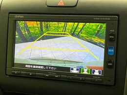 【バックカメラ】駐車時に後方がリアルタイム映像で確認できます。大型商業施設や立体駐車場での駐車時や、夜間のバック時に大活躍！運転スキルに関わらず、今や必須となった装備のひとつです！