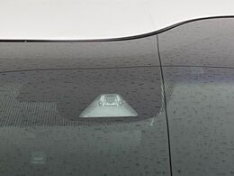 【ホンダセンシング】走行中に前方の車両等を認識し、衝突しそうな時は警報とブレーキで衝突回避と被害軽減をアシスト。より安全にドライブをお楽しみいただけます。