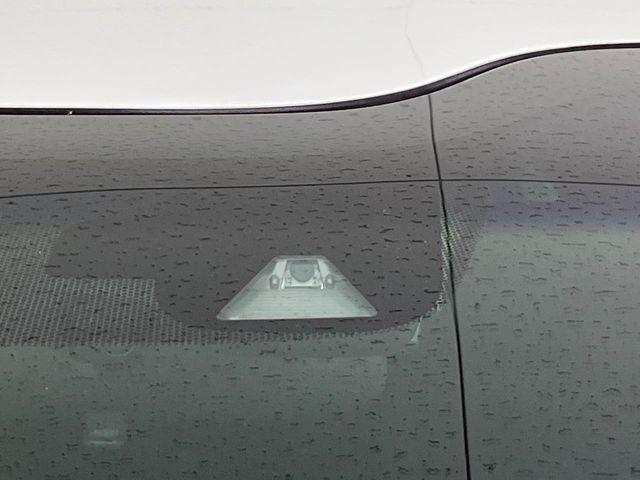 【ホンダセンシング】走行中に前方の車両等を認識し、衝突しそうな時は警報とブレーキで衝突回避と被害軽減をアシスト。より安全にドライブをお楽しみいただけます。