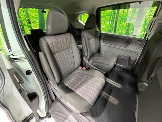 後部座席も気になるようなキズ・汚れやへたり等、大きなダメージはなく、良好な状態です。