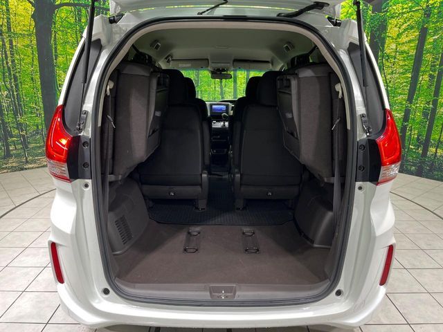 後席を格納すると、これだけの広さが！シーンに合わせたシートアレンジで、大きな荷物も積むことが出来ます♪