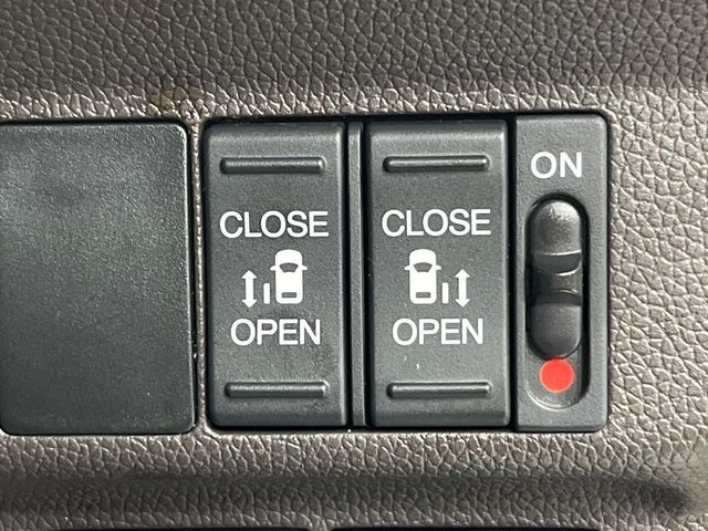 【両側パワースライドドア】スマートキーや運転席のスイッチで後席両側スライドドアの開閉が可能♪電動だから力を入れてドアを開ける必要が無く、小さなお子様でも簡単に開け閉めでき快適です♪