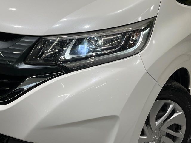 【LEDヘッドライト】悪天候や夜間走行時も良好な視界を確保し安心して運転できる高輝度LEDヘッドライトを装備！点灯速度が早く、消費電力も抑えられています。