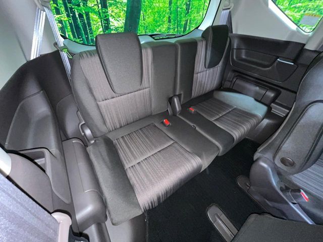 3列目シートはもちろん状態良好☆大人でもゆったりと座って頂けますので、大人数でのお出かけもラクラクです♪ご家族で、気の知れた仲間で、ドライブに行くのが楽しみですね♪