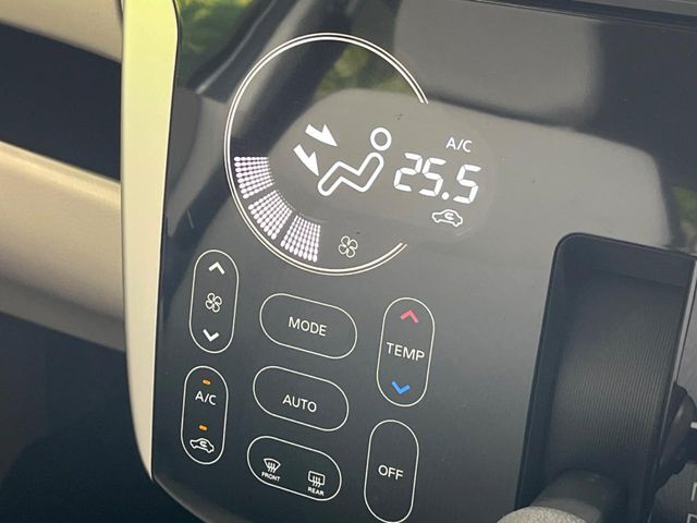 【オートエアコン】一度お好みの温度に設定すれば、車内の温度を検知し風量や温度を自動で調整。暑い…寒い…と何度もスイッチ操作をする必要はありません。快適な車内空間には必須の機能ですね♪