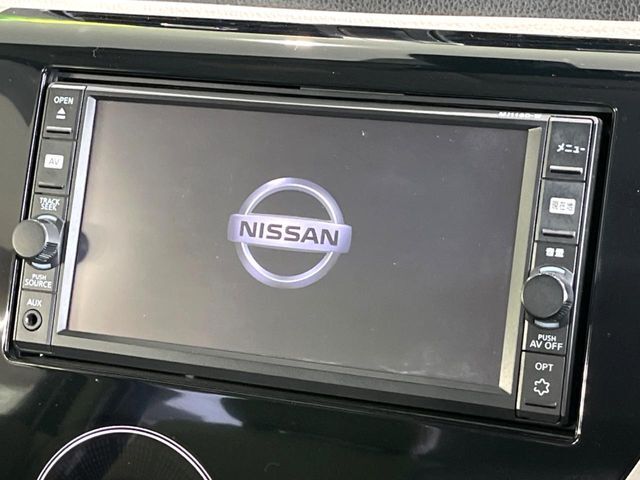 【純正ナビ】人気の純正ナビを装備。オーディオ機能も充実しており、Bluetooth接続すればお持ちのスマホやMP3プレイヤーの音楽を再生可能！毎日の運転がさらに楽しくなります！！
